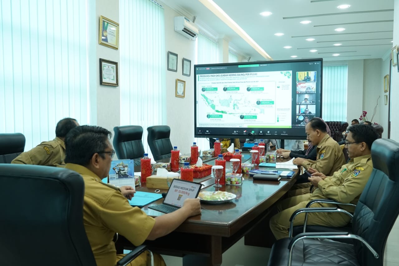 Pj. WALI KOTA TEBING TINGGI IKUTI RAKOR PENGENDALIAN INFLASI SECARA VIRTUAL - Website Resmi Pemerintah Kota Tebing Tinggi
